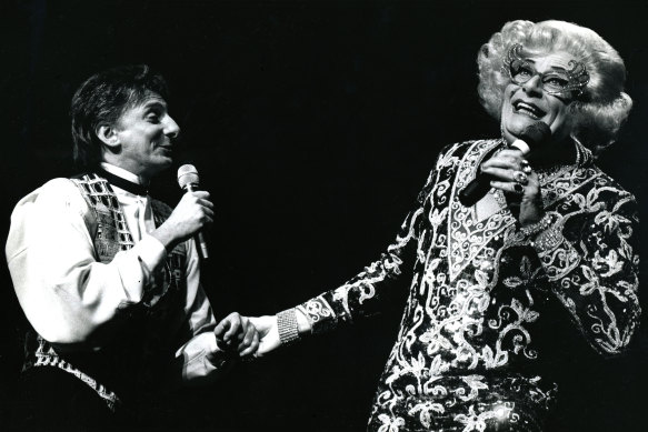 Dame Edna Everage joins Barry Manilow at the Sydney Entertainment Centre for a duet of Can’t Smile Without You on May 16, 1994.