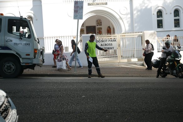 Um motorista de caminhão de entrega confronta pessoas da sinagoga.