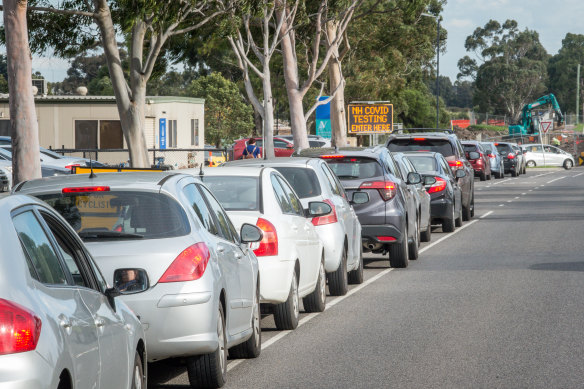 A long line of people in cars waiting for a COVID-19 test in Epping, Victoria.