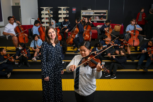 Erica Rasmussen, director of the Crashendo music program held after school at Laverton P-12 College, with violinist Lwe K’Pawhsee Lay.