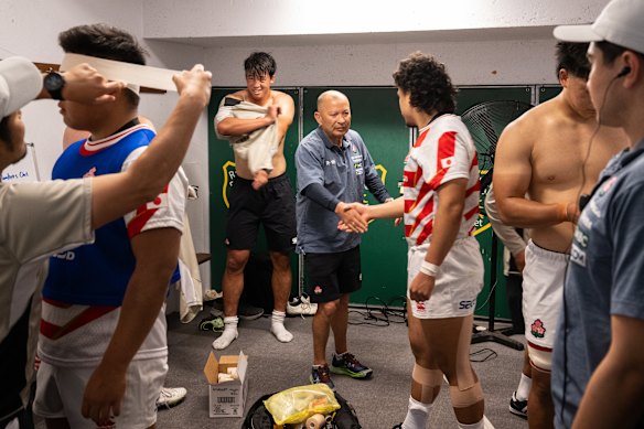 Eddie Jones addresses players inside the Coogee Oval changerooms.