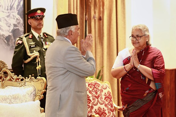 A ex -chefe da Suprema Corte Sushila Karki (à direita) cumprimenta o presidente do nepalês Ram Chandra Poudel depois de prestar juramento como primeiro -ministro interino na sexta -feira.