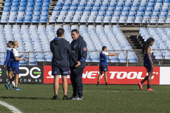 Former All Blacks rugby coach Steven Hansen working with the Bulldogs at Belmore Oval. 