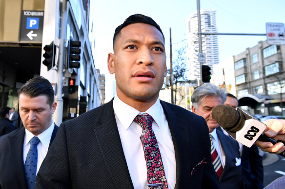 Ex-Wallaby Israel Folau has signed with Catalans Dragons.