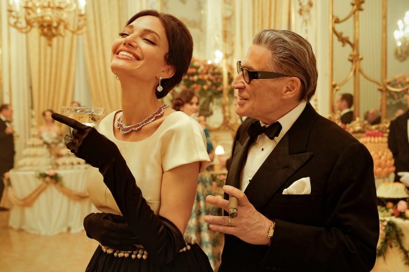 Angelina Jolie as Maria Callas and Haluk Bilginer as Aristotle Onassis in Maria.