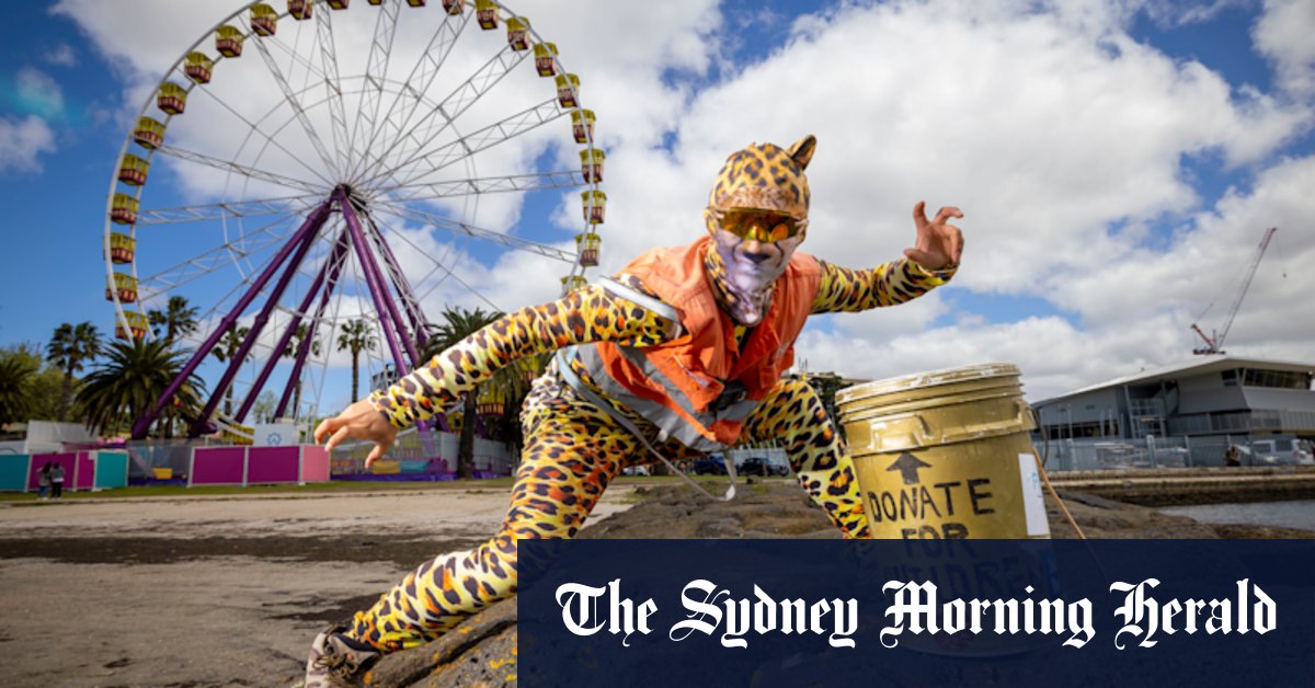 Kentaro wanted a unique trip across Australia. He put on a catsuit and started walking