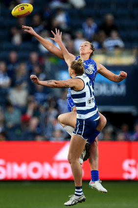 Emma King battles with Geelong’s Olivia Fuller.