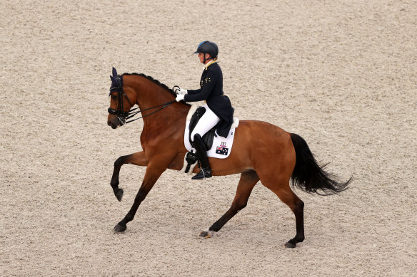 Mary Hanna and Calanta compete in the qualifiers.