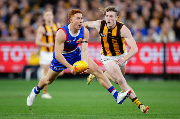 Ed Richards of the Bulldogs handpasses the ball.