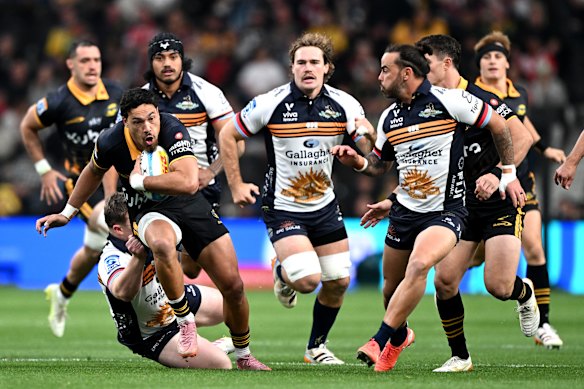 Billy Proctor of the Hurricanes makes a break. 