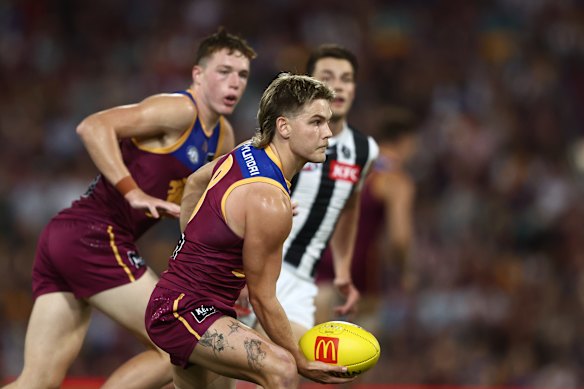 Will Ashcroft dishes off a handball.