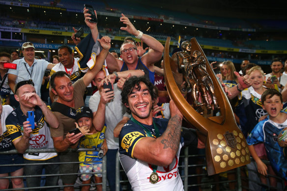 Johnathan Thurston holds the 2015 premiership trophy aloft.