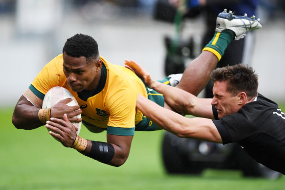 Filipo Daugunu scores on debut for the Wallabies.