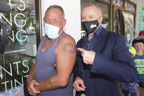 Anthony Albanese meets fellow Rabbitohs supporter John James in Mogo.