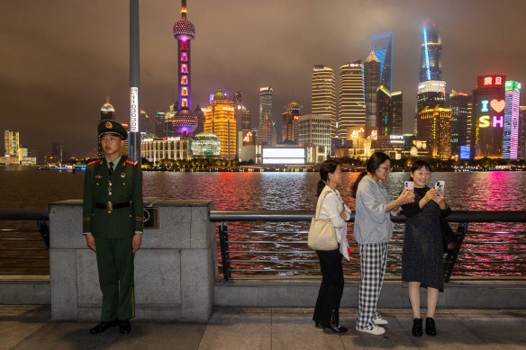 Китайские военные охраняют Бунд в Шанхае в воскресенье вечером