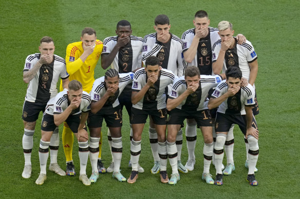 German players cover their mouths to protest against being gagged by FIFA in the World Cup in Doha in 2022.