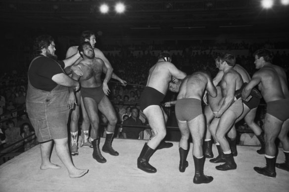 The Russian Roulette wrestling event at Sydney’s Capitol Theatre on December 5, 1971. Haystack Calhoun at left.