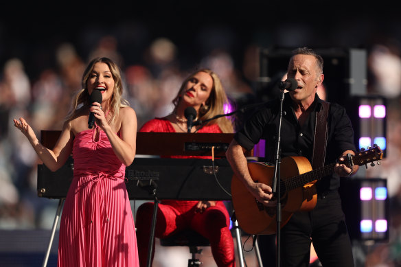 Having hit the impossible heights during her rendition of the national anthem, Kate Miller-Heidke returned to the ground to join Mark Seymour on Throw Your Arms Around Me. 