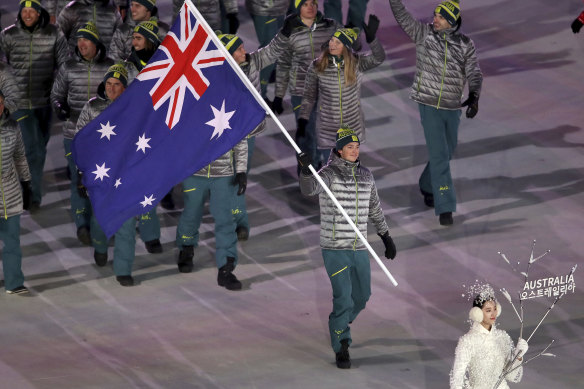 Scotty James carregando a bandeira australiana durante a cerimônia de abertura dos Jogos Olímpicos de Inverno de 2018 em Pyeongchang.