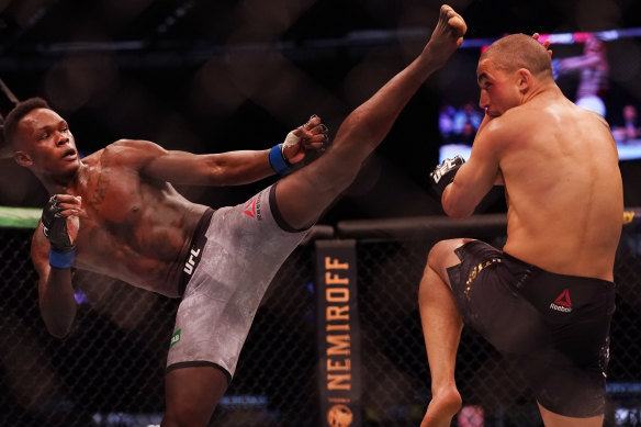 Adesanya on his way to taking out Robert Whittaker in October. 
