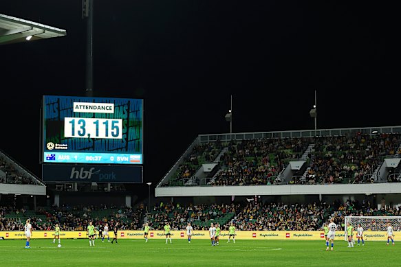 How many were in the house in Perth tonight?
