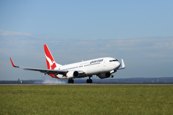 A Qantas Boeing 737 turned back to Melbourne due to engine troubles on Friday.