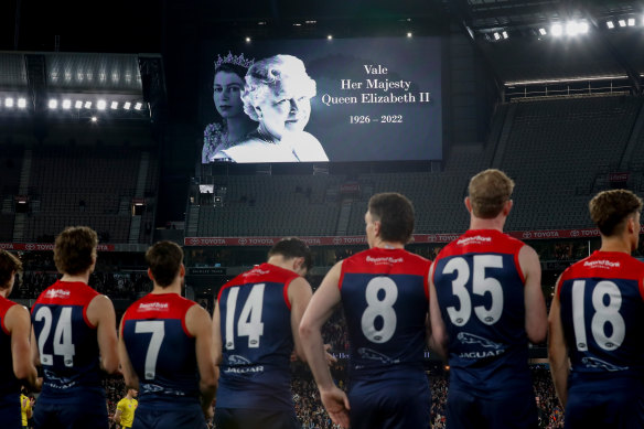 Players observe a minute’s silence for the Queen before the AFL semi-final between Melbourne and the Brisbane Lions. 