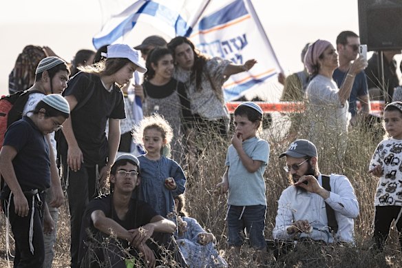 Os colonos reúnem-se perto da fronteira pedindo o restabelecimento das comunidades judaicas dentro de Gaza.
