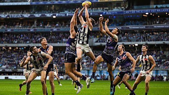 PERTH, AUSTRALIA - MAY 22: Will Hoskin-Elliott of the Magpies attempts a mark during the 2022 AFL Round 10 match between the Fremantle Dockers and the Collingwood Magpies at Optus Stadium on May 22, 2022 in Perth, Australia. (Photo by Daniel Carson/AFL Photos via Getty Images)