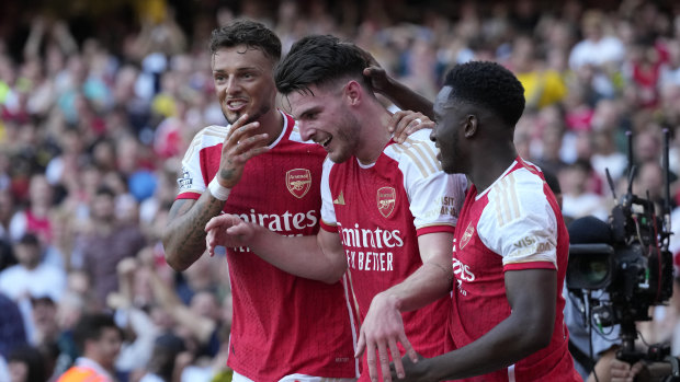 Arsenal stun Manchester United with two goals deep into injury time