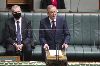 Anthony Albanese told Labor MPs: “The government is fracturing to the right and to the left. This is a government that has run its course.”