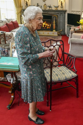 “As you can see, I can’t move”: The Queen now uses a walking stick. 
