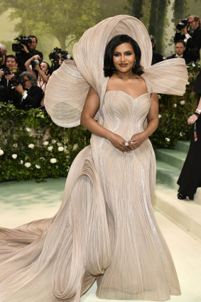 Mindy Kaling arrives on the red carpet. 