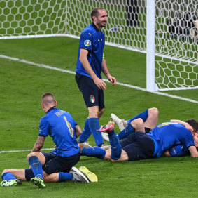 “in our hearts, is you.” Chiellini (middle) dedicates the title to those who have suffered. 