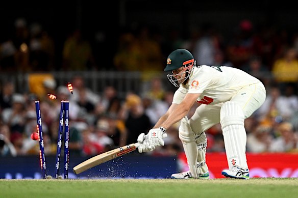 Brydon Carse bowls Cameron Green. 
