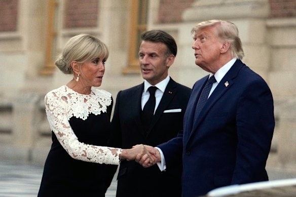 Brigitte Macron stringe la mano a Trump mentre ammira il palazzo.