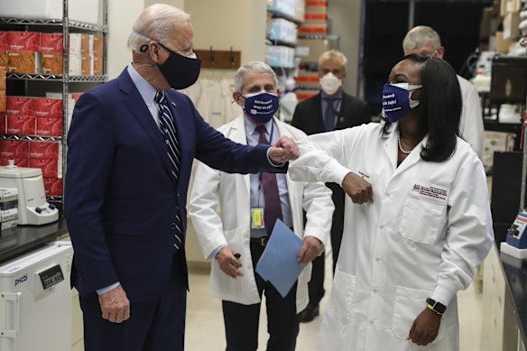 Il presidente degli Stati Uniti Joe Biden con Anthony Fauci e Kizzmekia Corbett al National Institutes of Health nel Maryland.