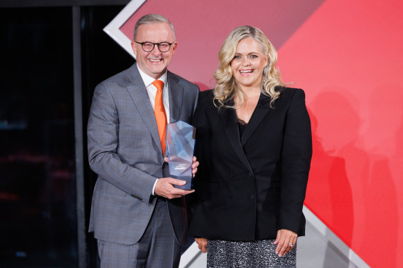 Anthony Albanese presents Taryn
Brumfitt with the 2023 Australian of the Year award in Canberra in January.