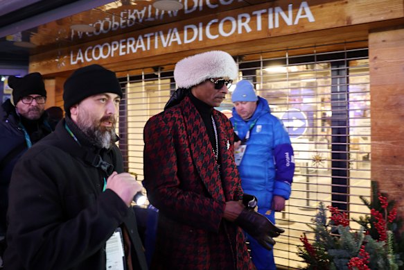Snoop Dogg chega na cerimônia de abertura de Cortina.