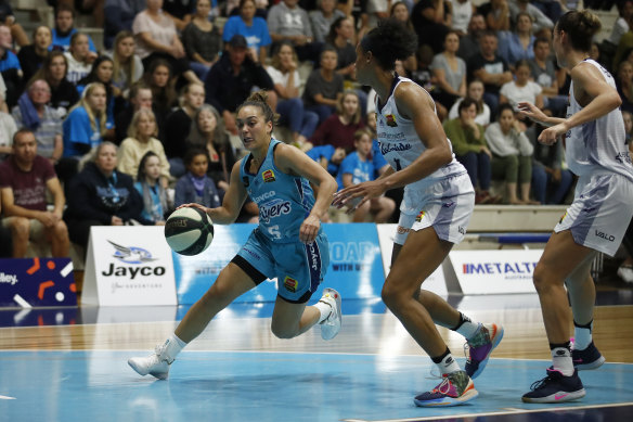 Leilani Mitchell of the Flyers drives to the basket under pressure from the Lightning's Brianna Turner at Dandenong Stadium on Tuesday night.