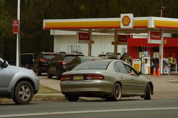 Traffic queues for petrol at a service station in Batemans Bay during the fires.