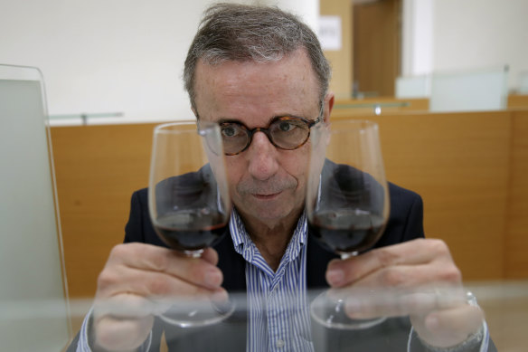 Bordeaux mayor Pierre Hurmic compares wine that spent a year orbiting the world aboard the International Space Station with a wine that did not.