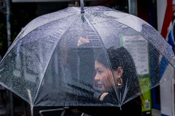 The weather bureau forecasts that Melbourne will endure four days of consecutive rain.