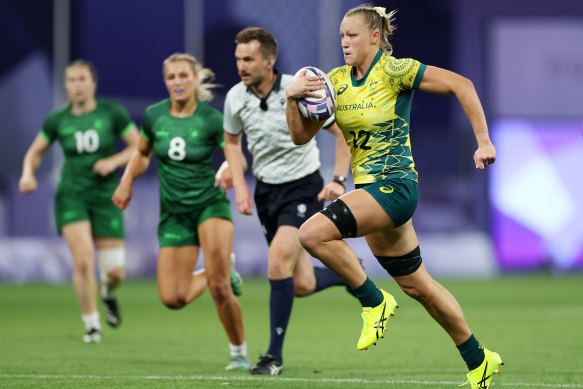Maddison Levi breaks clear to score Australia’s third try against Ireland at Paris 2024.