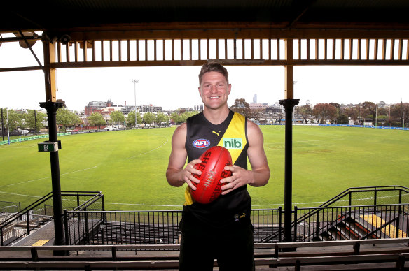 Former GWS player Jacob Hopper lands a seven-year contract with Richmond.