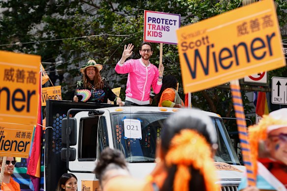 Scott Wiener partecipa alla parata annuale del Pride di San Francisco nel fine settimana.