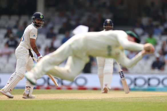 Steve Smith catches Virat Kohli in the slips.