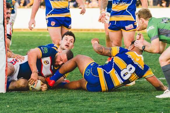 Bushrangers forward Jamal Nchouki scores one of his two tries.