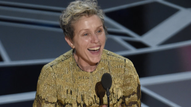 Frances McDormand accepting her Oscar bare-faced. 