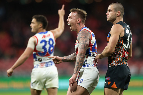 Bulldogs secure upset win over Giants; Pies stars fire in thriller; Warner escapes ban